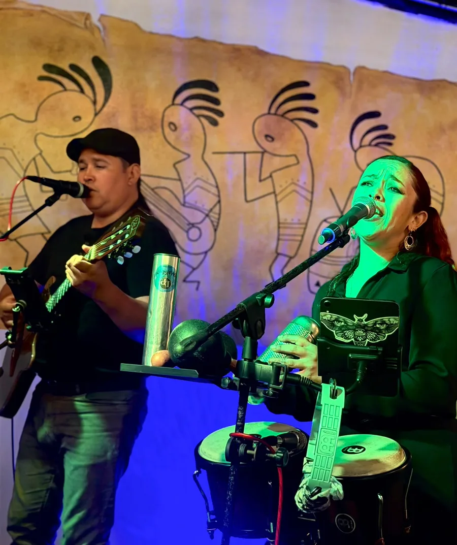 Beno Ríos tocando en vivo