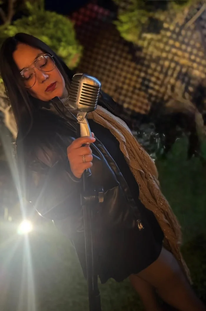 Nora Molina cantando