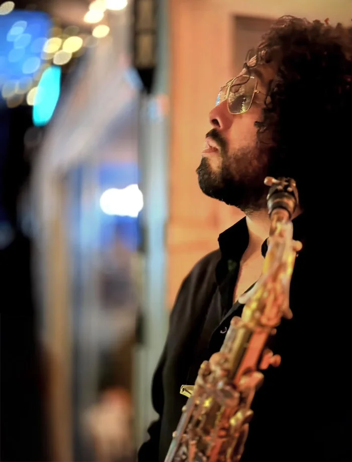 Daniel Favela tocando saxofón